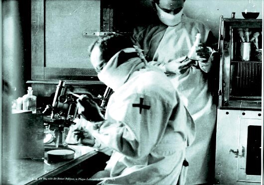 En 1911, Wu Liande y sus ayudantes trabajaron en su primer laboratorio. Imagen cortesía de Heilongjiang Wuliande Memorial Hall.