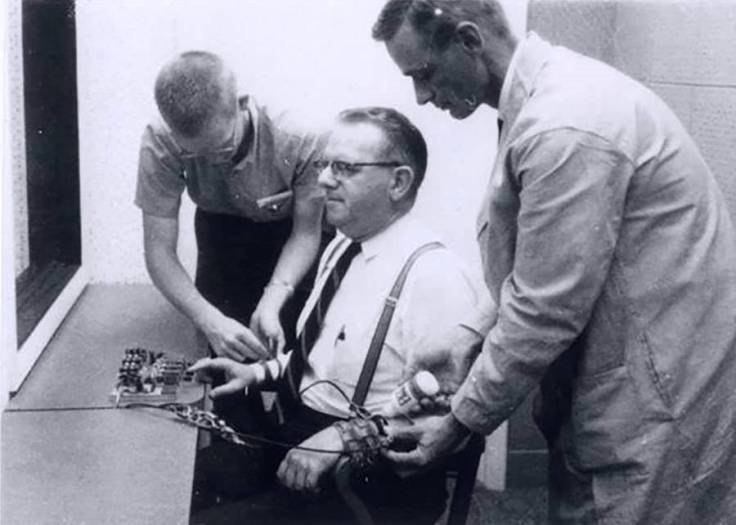 Participantes en uno de los experimentos de Stanley Milgram sobre la obediencia a la autoridad.